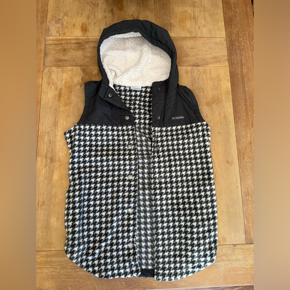 SMALL: Columbia back & white vest